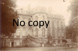 PHOTO FRANCAISE - POILUS DEVANT LE CHATEAU DE CHAUSSOY EPAGNY PRES DE AILLY SUR NOYE SOMME - GUERRE 1914 1918 - Orte