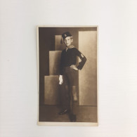 Foto Cartolina B/n - Il Giovane Balilla Anni '30 Dimensioni 13,5x8 Cm. Ben Conservata - War 1939-45