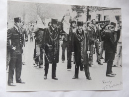 PHOTO ANCIENNE (17,5 X 23,5 Cm) : Scène Animée - Manifestation 1972 - Autres & Non Classés