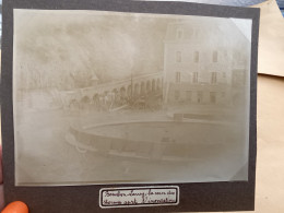 Photo  Snapshot 1900 BOURDON-LANCY La Cour Des Termes Après Les Inondations Pompiers Hommes - Anonyme Personen