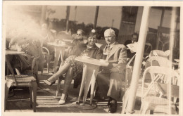 Carte Photo D'une Femme élégante Avec Un Homme Assis A La Terrasse D'un Café En 1935 - Anonyme Personen