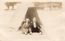 Carte Photo D'une Femme élégante Avec Un Homme Assis Sous Leurs Tente A La Plage Vers 1920 - Anonyme Personen
