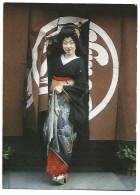 " GEISHA GIRL ".- IN KIMONO AND " NOREN ", JAPANESE SHOP CURTAIN.-  ( JAPON ) - Autres & Non Classés