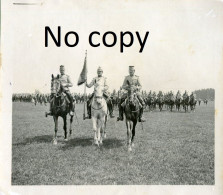 PHOTO FRANCAISE - LE DRAPEAU ET LES CAVALIERS DU 17e CHASSEURS A CHEVAL A LUNEVILLE MEURTHE ET MOSELLE VERS 1910 - Places