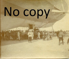 PHOTO FRANCAISE - LE ZEPPELIN ALLEMAND SUR LE TERRAIN MILITAIRE  DE LUNEVILLE MEURTHE ET MOSELLE 1913 - Lieux