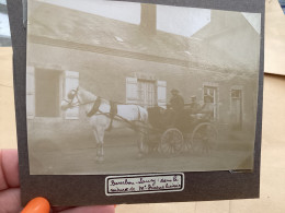 Photo Snapshot 1900 BOURDON-LANCY Dans La Voiture De Monsieur Durand, Huissier, Cheval, Calèche, Maison - Anonyme Personen