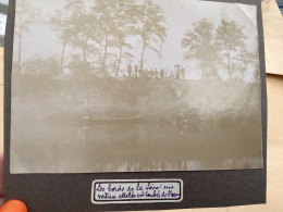 Photo Snapshot 1900 BOURDON-LANCY  Les Bords De La Loire. Une Voiture Attelée Est Tombée Dans L’eau Femme Ombrelle, Homm - Anonymous Persons