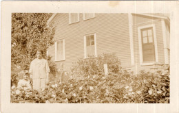 Carte Photo D'une Femme Avec Une Petite Fille Posant Dans Leurs Jardin - Personnes Anonymes