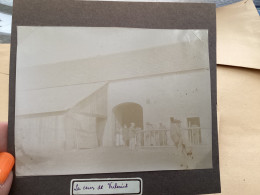 Photo Snapshot 1900 BOURDON-LANCY  La Cour De Vulsaint Homme Femme Devant Une Maison Qui Fait La Queue - Places