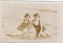 Carte Photo D'une  Femmes élégante Avec Sa Fille En Maillot De Bain Prenant La Pose A La Plage Vers 1930 - Anonieme Personen