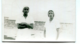 Carte Photo De Deux Femmes élégante ( Des Infirmière ) Posant Dans La Cour D'un Hopital - Anonymous Persons