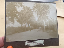 Photo Snapshot 1900 BOURDON-LANCY Homme Sur La Route Du Fourneau, Deux Hommes Qui Marchent Sur Une Grande Route, Bien Ha - Plaatsen