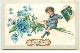 Carte Gaufrée - Bonne Année - Garçon Assis Sur Des Tiges Des Myosotis - Anno Nuovo