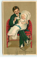 Carte Gaufrée - Vaderbreugde - Homme Donnant Un Biberon à Un Bébé - Men