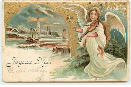 Carte Gaufrée - Joyeux Noël - Ange Jouant Du Violon Près D'un Village Avec Un Phare - Santa Claus