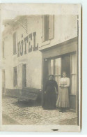 Carte Photo - Deux Femmes Devant Un Hôtel - Other & Unclassified