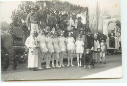 Carte Photo à Identifier - Groupe D'hommes Et De Femmes Déguisés Près D'un Char - A Identificar