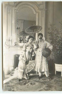 Carte Photo à Identifier - Un Couple Déguisé En Portant Des Kimonos, Dans Un Salon - Edmond Giscard - Te Identificeren