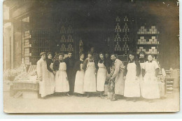 Carte Photo - Groupe De Personnes Devant Un Magasin - Epicerie - Magasins