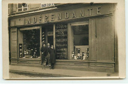 Carte Photo - Un Homme Et Deux Femmes Sur Le Pas De Porte D'un Magasin D'habillement - L'Indépendante - Geschäfte