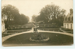 A Localiser Carte-Photo - Intérieur D'une Cour D'un Château Avec Un Canon - Te Identificeren