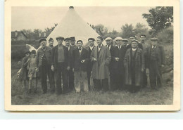 A Localiser - Carte-Photo Groupe D'homme Devant Une Tente - Belguise - Zu Identifizieren