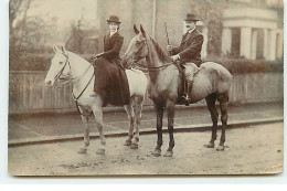 ANGLETERRE - WIMBLEDON - RPPC - Couple à Cheval - Londen - Buitenwijken