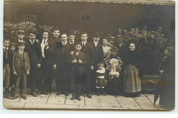 Carte Photo - Groupe De Personnes Devant Un Café - Cafes