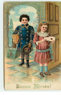 Bonne Année - Garçon Portant Des Paquets, Donnant Une Lettre à Une Jeune Fille - New Year