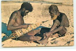 Australie - Melville Island - Aborigines Carving A Pukamini Ceremonial Spear For The Burial Ceremonies - Aborigeni