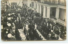 Carte Photo - Guerre 14-18 - Banquet En L'honneur Des Anglais - Are We Down Hearted Now - Cachet Autorité Militaire - Guerra 1914-18