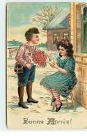 Bonne Année - Garçon Avec Un Bouquet De Roses, Donnant Une Lettre à Une Jeune Fille Assise - Nieuwjaar