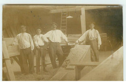 Carte Photo - Métier Du Bois - Hommes Dans Un Atelier, Coupant Du Bois - Artesanal