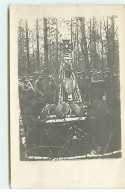 Carte Photo - Guerre 14-18 - Militaires Allemands Autour D'un édifice En Bois Avec Une Croix Au Sommet - Weltkrieg 1914-18