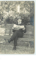 Carte Photo - Homme Lisant Le Matin Sur Un Banc - A Identificar