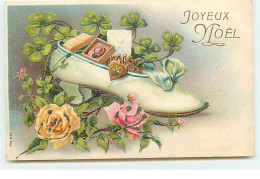 Carte Gaufrée Et Strasses - Joyeux Noël - Chaussure Avec Des Cadeaux Dedans - Autres & Non Classés