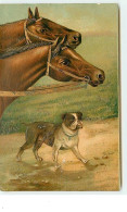 Carte Gaufrée - Bouledogue Et Deux Chevaux - Hunde