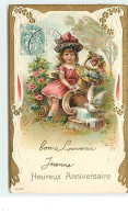Carte Gaufrée - Heureux Anniversaire - Fillette Tenant Un Panier Rempli De Fleurs, Et D'une Colombe Buvant - Cumpleaños
