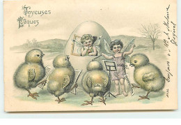 Carte Gaufrée - Joyeuses Pâques - Ange Menant Une Chorale De Poussins - Pâques