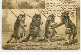 Carte Gaufrée - Chats Défilant Avec Des Fusils à Baïonnettes Dirigé Par Un Singe - Dressed Animals