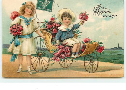 Carte Gaufrée - Bonne Année - Enfants Dans Une Charette Remplie De Fleurs - Anno Nuovo