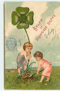 Carte Gaufrée - Bonne Et Heureuse Année - Enfants Plantant Un Trèfle à 4 Feuilles - New Year