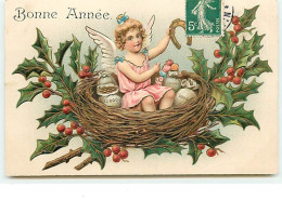 Carte Gaufrée - Bonne Année - Ange Assis Dans Un Nid Rempli De Sac De Porte-bonheur - New Year