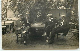 Carte Photo - Hommes Attablés à Une Terrasse De Café, Dans Un Jardin - Cafes