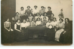 Carte Photo à Identifier - Photo D'un Groupe De Jeunes Femmes - Couture ? - A Identifier