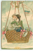 Carte Gaufrée - Fantaisie - Couple S'embrassant Dans Une Nacelle Sous Un Ballon - Other & Unclassified