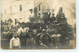 Carte Photo à Identifier - Groupe D'enfants Et D'hommes Autour D'une Machine - Zu Identifizieren