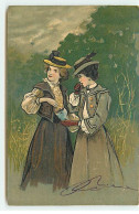 Carte Gaufrée - Fantaisie - Deux Jeunes Femmes Mangeant En Se Promenant - Femmes
