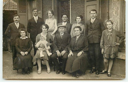 Carte Photo à Identifier - Photo De Famille Devant Une Maison - A Identifier