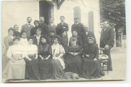 Carte Photo - Groupe D'hommes Et De Femmes Devant Une Maison - Zu Identifizieren